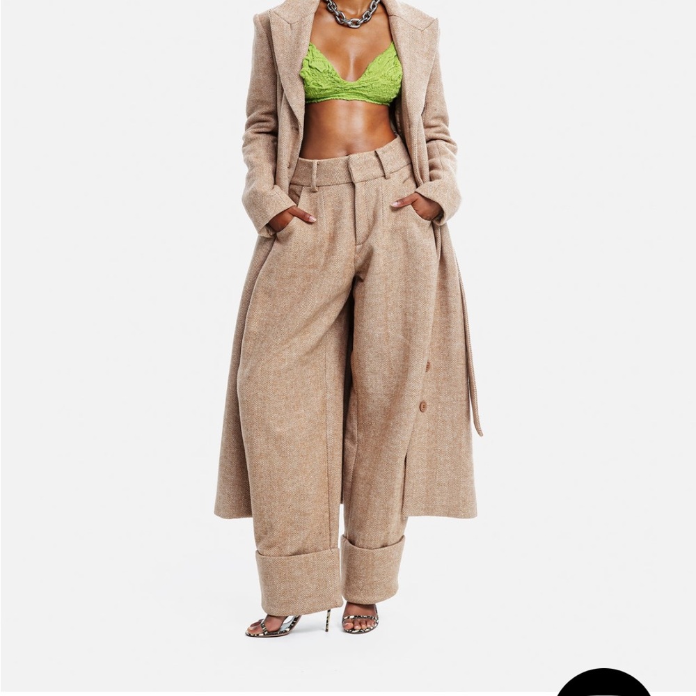 Hanifa Shay Wool Pant

Beautiful herringbone wool trousers with a balloon leg.
